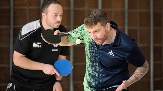 Das Doppel Jonas Heuck und Mariano Hoffmann (vorn) trägt einen Sieg zum überraschenden 8:8 des Bezirksoberligisten ESV Goslar gegen den TTC Grün-Gelb Braunschweig bei.