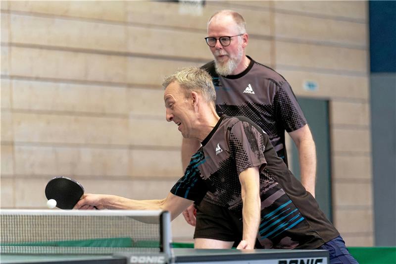 Das Doppel Pascal Hoffmann (vorn) und Steffen Samtlebe-Fischer trägt mit zwei Siegen gegen Grün-Gelb Braunschweig maßgeblich zur geglückten Relegation des VfL Oker bei. Foto: Drechsler