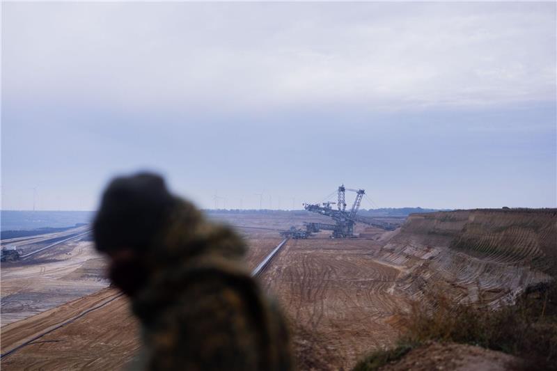 Das Dorf Lützerath, dass derzeit aus letzten ehemaligen Wohnhäusern, Holzhütten, Wohnwagen und Baumhäusern besteht, befindet sich mittlerweile unmittelbar an der Abrisskante des Braunkohletagebaus Garzweiler II von RWE.