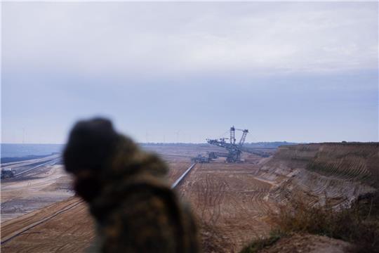 Das Dorf Lützerath, dass derzeit aus letzten ehemaligen Wohnhäusern, Holzhütten, Wohnwagen und Baumhäusern besteht, befindet sich mittlerweile unmittelbar an der Abrisskante des Braunkohletagebaus Garzweiler II von RWE.