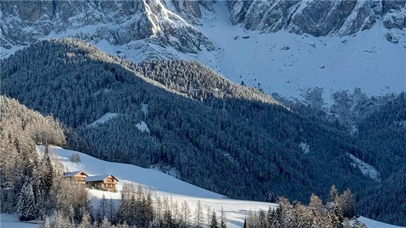 Das Dorf liegt malerisch vor den teils mehr als 3000 Meter hohen Geislerspitzen.