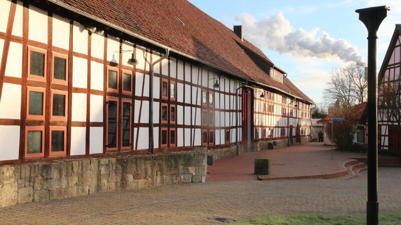 Theatergruppe mit mörderischem Spiel schwärmt von Schladen Das Dorfgemeinschaftshaus Schladen bietet Platz für Kunst und Kreativität.