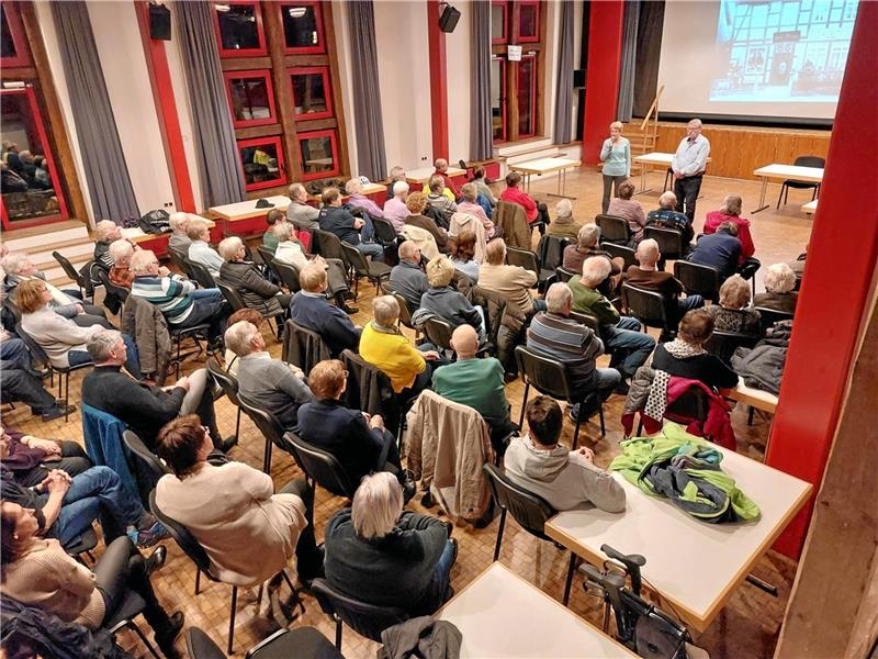 Reminiszenz an Schladener Betriebe Das Dorfgemeinschaftshaus ist beim vierten Winterabend prall gefüllt: Hans-Gert Hotop präsentiert in einem zweiten Teil weitere interessante Fotografien ehemaliger Schladener Betriebe. Foto: Privat