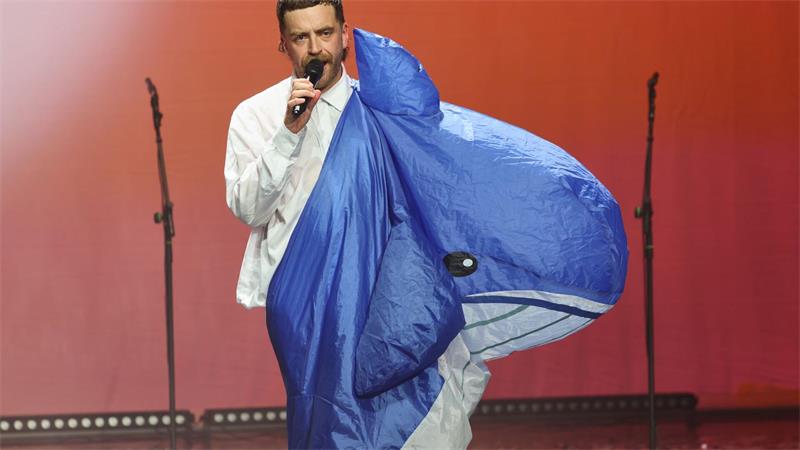 Das Drama um einen sterbenden Buckelwal in der Ostsee im Theater.