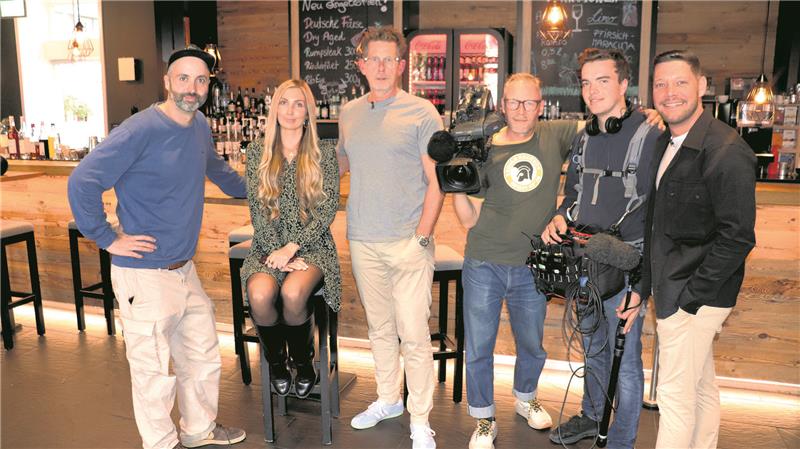Das Drehteam im Auftrag von Kabel Eins an der Theke im „Schiefer“, das von Alexander Scharf (3. von links) geführt wird.