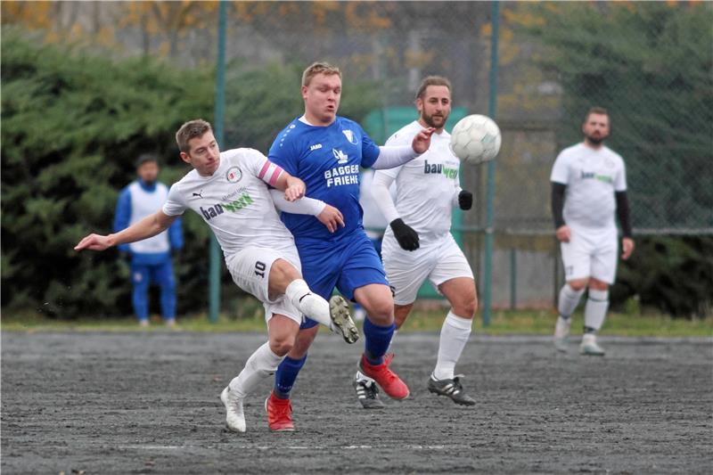 Die Titelanwärter verstärken sich in der Winterpause Das Duell dieser beiden Teams könnte am letzten Saisonspieltag über Meisterschaft und den direkten Aufstieg in die Fußball-Bezirksliga entscheiden. Felix Ebeling von der FG Vienenburg/Wiedelah (Mitte) versucht Lars Mertins von der SG Bredelem/Astfeld am Schuss zu hindern. Das Hinspiel in Bredelem endet 3:3. Foto: Gietemann