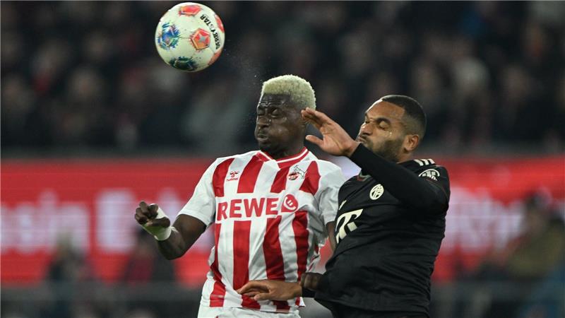 Das Duell zwischen Köln und Bayern München war lange Zeit auf Augenhöhe: Hier kämpfen Jonathan Tah (Bayern München) und Ragnar Ache um den Ball.