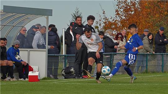 Das Duell zwischen der TSG Bad Harzburg, rechts Deniz Sevim, und dem VfL Oker, links Mehmet Gemici, strahlt nur wenig Derbyatmosphäre aus. Foto: Epping