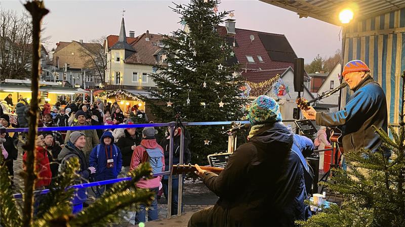 Das Duo „90 Grad“ aus Hohegeiß, mit Gitta Lüdicke und Stefan Langner, unterhält die vielen Besucher des Wintermarkts.