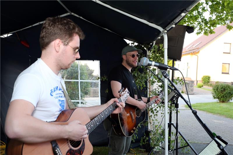 Pfingstpilgern zur Kult-Quelle im Heißumer Wald Das Duo „Two of us unplugged“ erfreut die Festbesucher am Samstagabend. Foto: Neuendorf