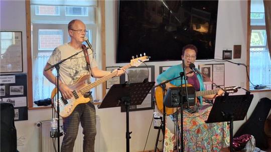 Das Duo „You & Me“: Bassist Rolf Hübner und Singer/Songwriterin Angela Hübner.