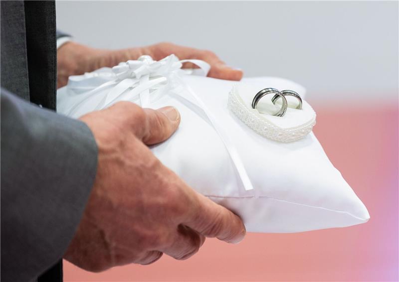 Heiratsalter in Deutschland auf Höchststand Das Durchschnittsalter bei der ersten Heirat ist in Deutschland auf einen Höchststand gestiegen.