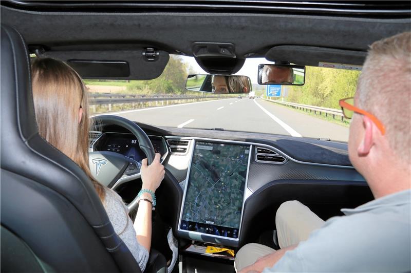 Das E-Auto besitzt viele technische Funktionen, die den Fahrer unterstützen sollen.  Fotos: Düber