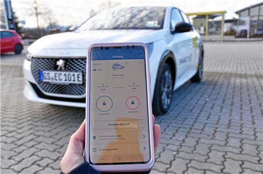 Das E-Auto kann ganz bequem mit dem Handy geöffnet werden. Der Schlüssel befindet sich im Auto. Foto: Fricke