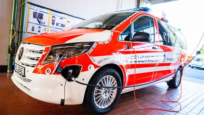 Das E-Fahrzeug wird in der Wache geladen. 