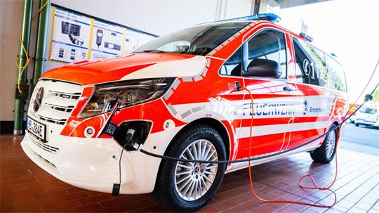 Das E-Fahrzeug wird in der Wache geladen. 
