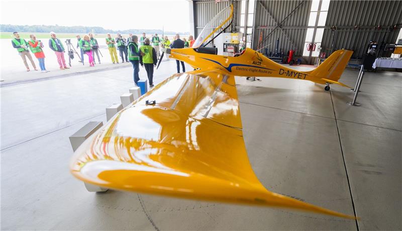 Experten: Kurze Flüge bald klimaneutral möglich Das E-Flugzeug «Elektra Trainer» am Flughafen Hannover.