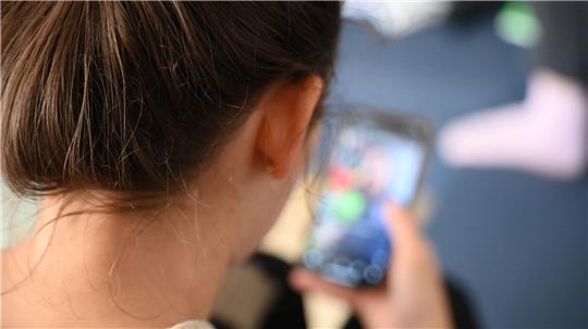 Das EU-Parlament stimmte mit deutlicher Mehrheit für die Forderung nach einem Mindestalter für soziale Medien. (Symbolbild) 