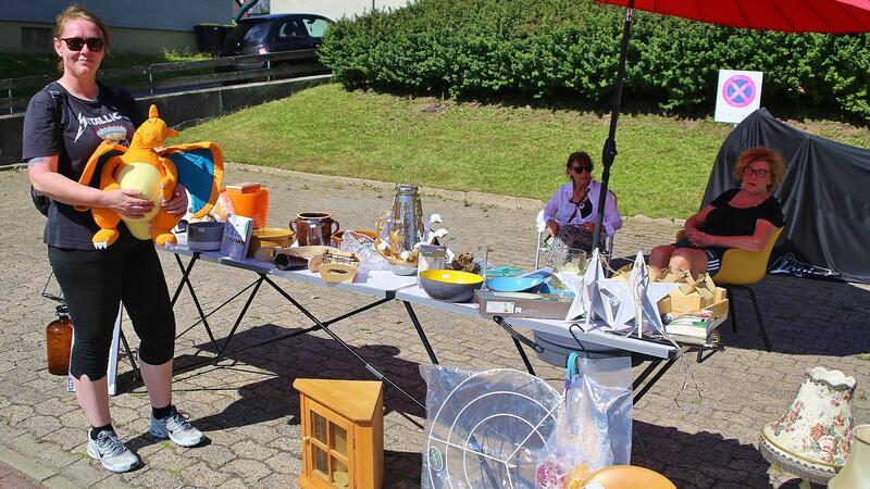 Schnäppchenjäger kommen bei der Trödeljagd auf ihre Kosten Das Ehepaar Goldschmidt aus Berlin freut sich über das Saurierstofftier, das sie bei der Trödeljagd entdecken.