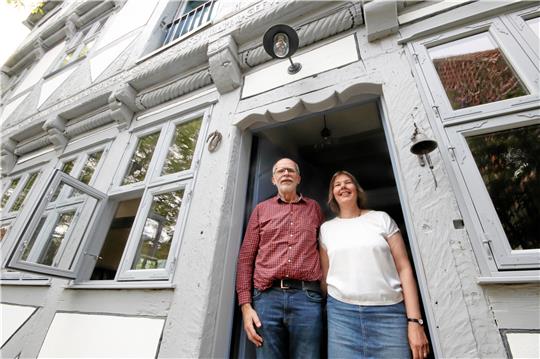 Das Ehepaar Hartmut und Gaby Krüner im Hauseingang des Denkmals: „Wir sind mit der Unterpfarre sehr glücklich“, sagen sie – und haben Vorkehrungen getroffen, damit sie auch im Alter nicht aus dem Haus ausziehen müssen. Foto: Gereke