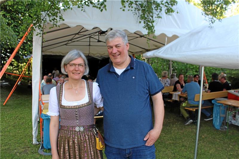 Schulenberg feiert und erhält spontane Hilfe Das Ehepaar Petra und Mathias Dimsat (ovales Bild) unterstützt die Veranstaltungen auch finanziell. Foto: Wendt
