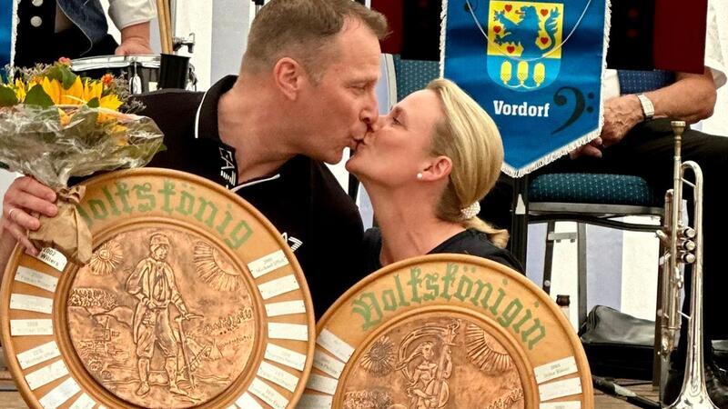 Das Ehepaar Sonja und Andy Diebow freut sich über die Auszeichnungen als Volkskönigin und Volkskönig.