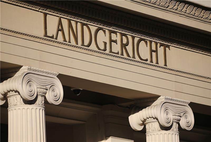 Blind nach Ärztefehlern: Patient bekommt Schmerzensgeld Das Eingangsportal des Bonner Landgerichts - hier wurde eine Entscheidung über Schmerzensgeld getroffen.