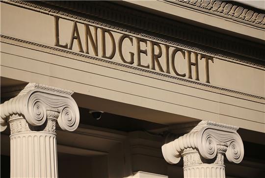Das Eingangsportal des Bonner Landgerichts - hier wurde eine Entscheidung über Schmerzensgeld getroffen.