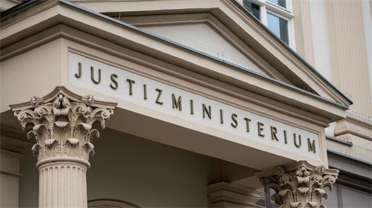 Das Eingangsportal des nordrhein-westfälischen Justizministeriums in Düsseldorf. (Archivbild) 