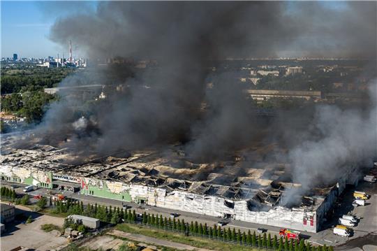 Das Einkaufszentrum in Polens Hauptstadt ist nahezu komplett niedergebrannt.