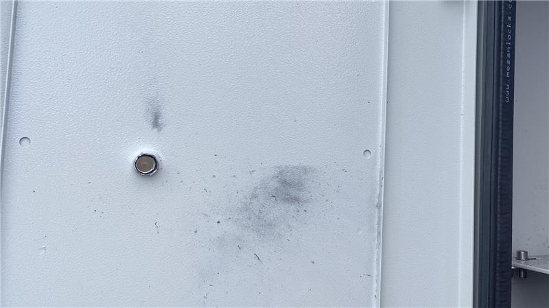 Schuss auf B4-Blitzer: Das ist bisher bekannt Das Einschussloch an der Rückseite der Radaranlage bei geöffneter Tür des Gerätes.