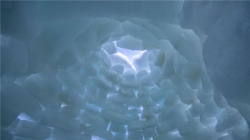 Iglu und Eisberge am Ostseestrand vor Zempin Das Eis reichte sogar für den Bau eines Iglus.