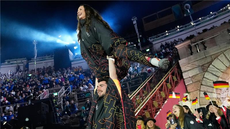 „Wahrhaft magische“ Spiele: Italien feiert Olympia-Abschied Das Eiskunstlauf-Duo Annika Hocke und Robert Kunkel zeigte eine Hebefigur.