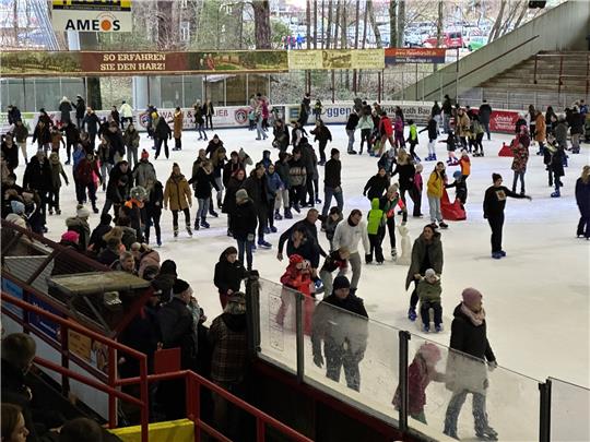 Das Eisstadion ist derzeit so gut von Schlittschuläufern besucht, wie selten. Foto: Eggers
