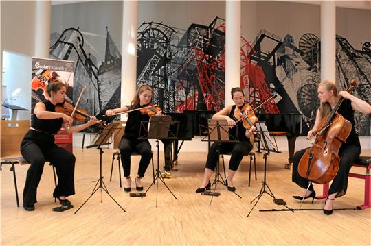 Das Elaia-Quartett mit Leonie Flaksman (von links), Theresa Jensen, Francesca Rivinius und Karolin Spegg spielt ein Stück von Felix Mendelssohn-Bartholdy.  Foto: Hartmann