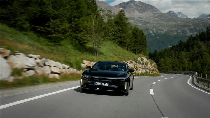 Das Elektroauto von Lucid auf der Fahrt durch die Alpen - mit einer Elektroladung kam es so weit wie noch kein anderes Auto auf den Straßen.