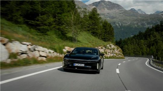 Das Elektroauto von Lucid auf der Fahrt durch die Alpen - mit einer Elektroladung kam es so weit wie noch kein anderes Auto auf den Straßen.