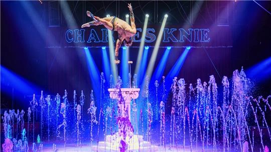 Das Element Wasser spielt in der neuen Show des Zirkus Charles Knie eine zentrale Rolle.