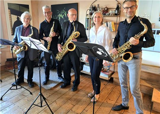 Das Elm-Saxophon-Quartett besucht das Polsterberger Hubhaus von Beate Engel.