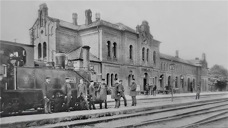 Ein Schwarz-Weiß-Foto, das Ende des 20. Jahrhunderts entstanden ist. Es zeigt die Gleise und das Bahnhofsgebäude