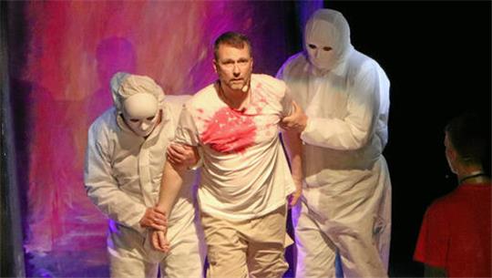 Das Ende naht: Polizisten führen Jesus, gespielt vom Gielder Michael Schneider, ab.