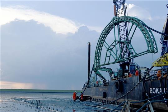 Das Endstück eines 516 Kilometer langen Seekabels für die Stromleitung Nordlink zwischen Deutschland und Norwegen wird von dem Kabelverlegeschiff «Boka Connector» im Watt unter dem Deich hindurch an Land gezogen. Auch zwischen Deutschland und Großbritannien ist eine «Stromautobahn» unter Wasser geplant.