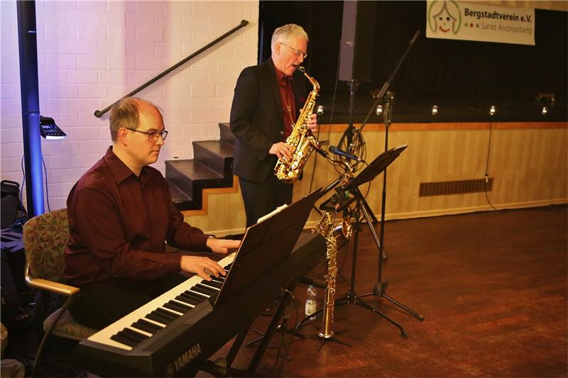 Bergstadtverein St. Andreasberg begrüßt das neue Jahr Das Ensemble Phantastique mit Dr. Stefan Kienzle (rechts) und Dirk Steinig unterhält das Publikum vorzüglich. Foto: Jung