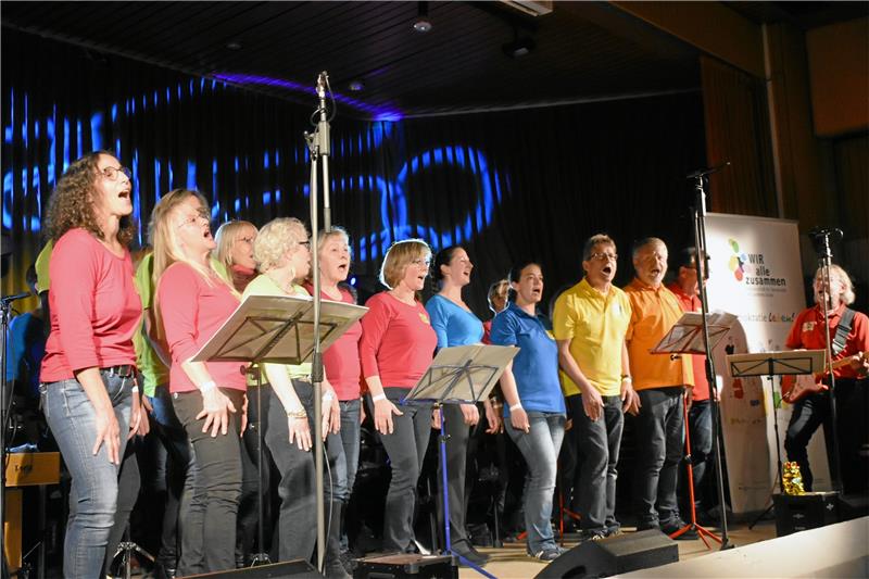 Ein Fest für Gemeinschaft und Teilhabe Das Ensemble Pop Chor’n ist nicht nur am neuen Inklusions-Hit „Goslar geht gemeinsam“ zentral beteiligt, es feierte gestern auch noch das zehnjährige Bestehen: Zehn Jahre, in denen die Sängerinnen und Sänger unter der Leitung von Rolf Vasel (re.) Farbe, Rhythmus und Stimmung an alle Orte bringen, an denen sie auftreten. Fotos: Kempfer