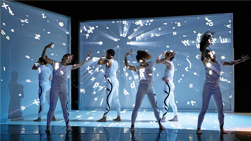 Das Ensemble „Tanz Harz“ des Nordharzer Städtebundtheaters zeigt eine Verbindung aus Tanz, sphärischen Klängen, Licht und Video. Fotos: Rolf K. Wegst