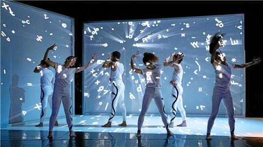 Das Ensemble „Tanz Harz“ des Nordharzer Städtebundtheaters zeigt eine Verbindung aus Tanz, sphärischen Klängen, Licht und Video. Fotos: Rolf K. Wegst