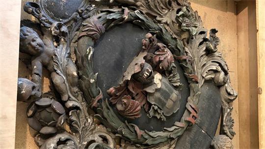 Das Foto zeigt das Epitaph für Johann Friedrich Walther, zu sehen sind florale Ornamente, Putten und in der Mitte unter dem Ritterhelm das Wappen der drei Fichten.