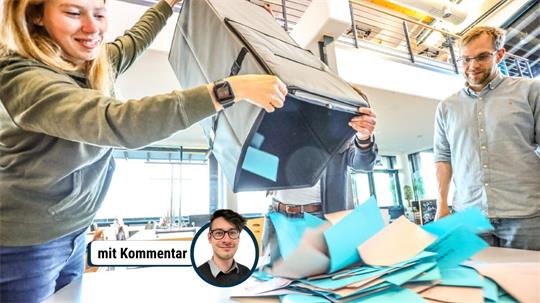 Wahlhelfer schütten die Urne aus.