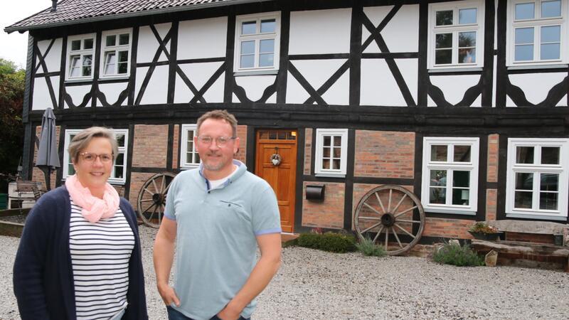 Warum der historische Bauernhof dreimal Glück hatte... Das Ergebnis kann sich sehen lassen: Mit den abgeschlossenen Sanierungsarbeiten haben Stefanie und Sebastian Rost nicht nur den historischen Bauernhof gerettet, sondern auch ein bewundernswertes Kleinod geschaffen.