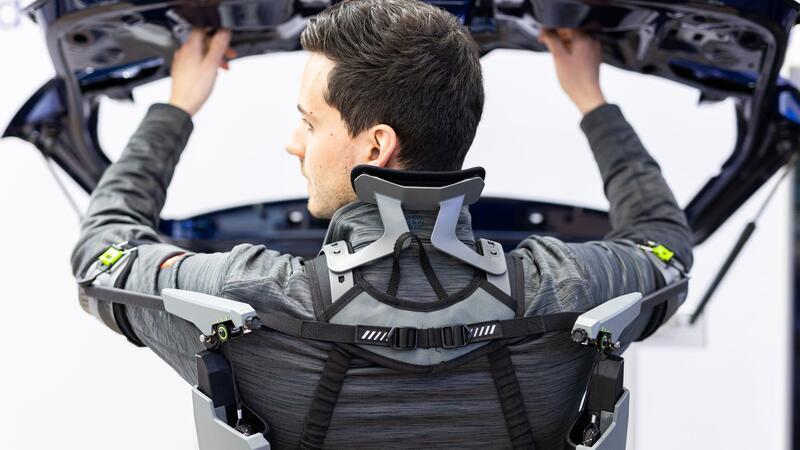 MAN greift Mitarbeitern mit Exoskeletten unter die Arme Das Exoskelett soll Gelenke und Muskeln entlasten. (Archivbild)